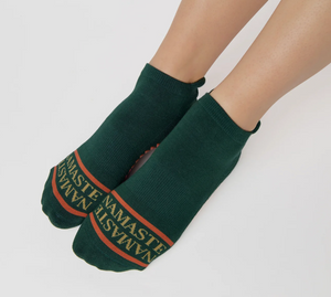 chaussettes socks grip antidérapantes pointe studio yoga pilates namaste vert